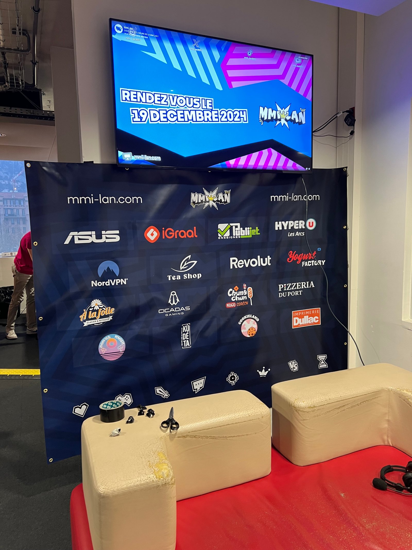 Bâche sponsors installée en fond du plateau MMI LAN